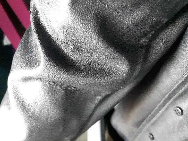 O truque para reparar couro sintético gasto em jaquetas, bolsas, sapatos ou móveis 2 jaqueta de couro